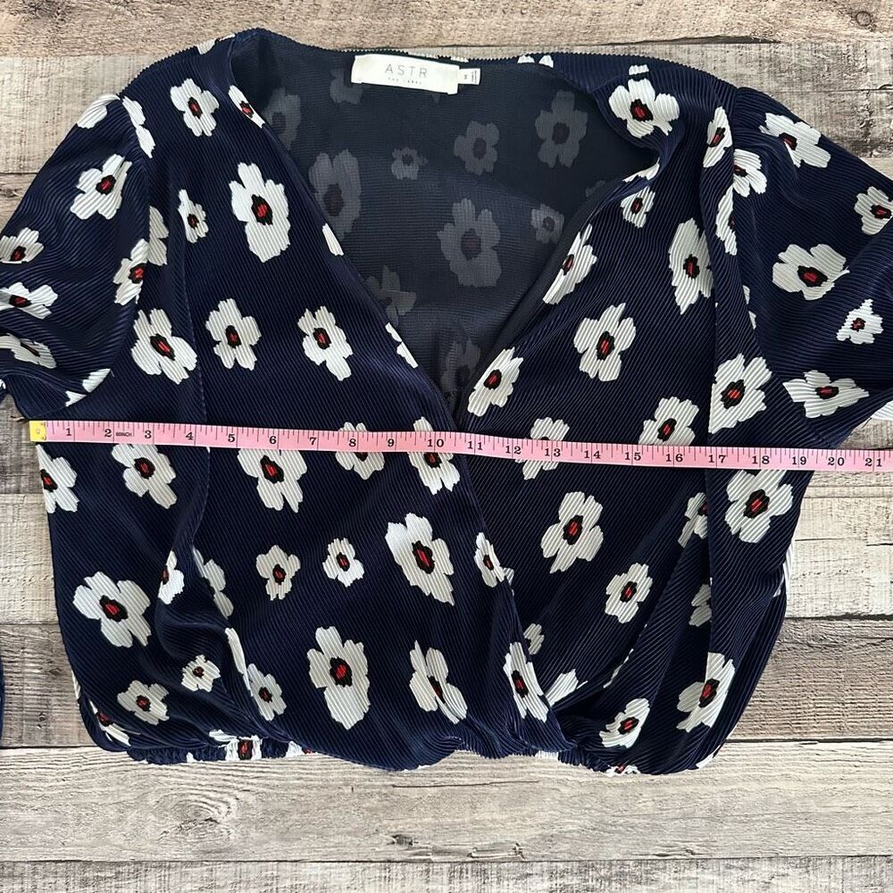 ASTR The Label Floral Navy Long Sleeve Ribbed Cropped Hippie Blouse | M - Picture 3 of 8